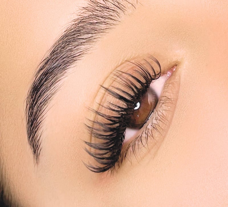 Wispy hybrid eyelash extensions